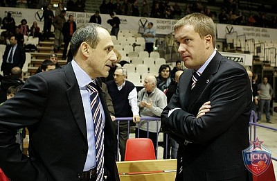 Этторе Мессина и Андрей Ватутин (фото М. Сербин, cskabasket.com)
