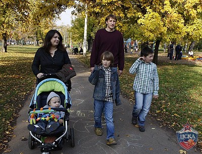 Семейство Смодишей (фото М. Сербин, cskabasket.com)
