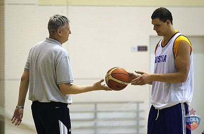 Андрей Мальцев и Тимофей Мозгов (фото: М. Сербин, cskabasket.com)