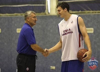 Йонас Казлаускас и Александр Каун (фото М. Сербин, cskabasket.com)