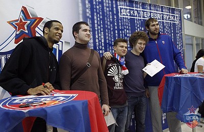 Sammy Mejia, Dmitry Sokolov and fans (photo T. Makeeva, cskabasket.com)