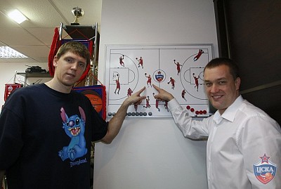 Viktor Khryapa and Andrey Vatutin (photo M. Serbin, cskabasket.com)