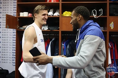 Андрей Кириленко и Сонни Уимс (фото: М. Сербин, cskabasket.com)