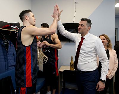 Семён Антонов и Андреас Пистиолис (фото: М. Сербин, cskabasket.com)