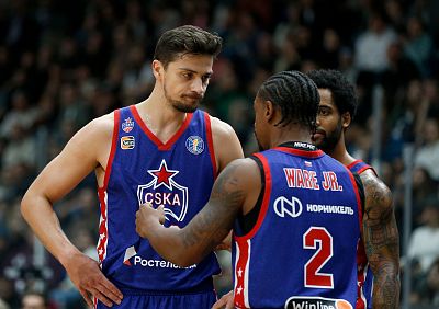 Антон Астапкович и Каспер Уэйр (фото: М. Сербин, cskabasket.com)