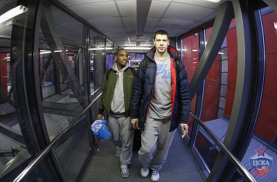 Аарон Джексон и Григорий Шуховцов (фото: М. Сербин, cskabasket.com)
