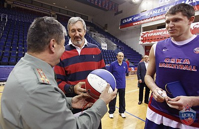 Сергей Тараканов и Виктор Хряпа (фото М. Сербин, cskabasket.com)