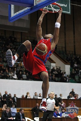 Виктор Кейру забивает сверху (фото М. Сербин, cskabasket.com)