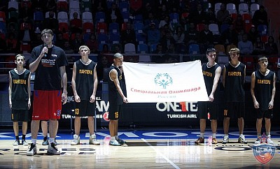 Виктор Хряпа и участники «Специальной олимпиады» (фото М. Сербин, cskabasket.com)