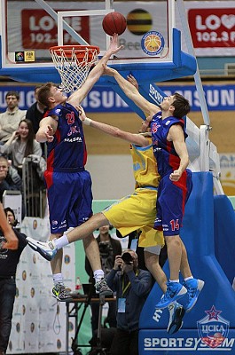 Андрей Воронцевич и Алексей Зозулин (фото: М. Сербин, cskabasket.com)