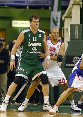 Alexander vs Sabonis (photo cskabasket.com)