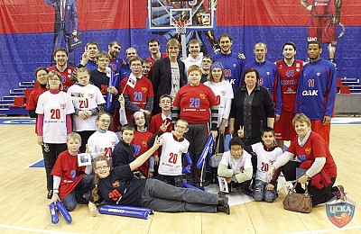 ЦСКА и дети (фото Т. Макеева, cskabasket.com)