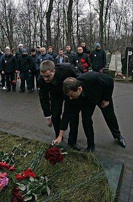 Андрей Ватутин и Сергей Кущенко возлагают цветы к памятнику А.Я. Гомельского (фото М. Сербин)