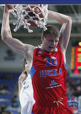 Андрей Воронцевич забивает сверху (фото М. Сербин, cskabasket.com)