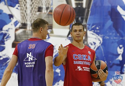 Андрей Воронцевич и Александр Гудумак (фото: Т. Макеева, cskabasket.com)