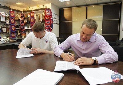 Андрей Воронцевич и Андрей Ватутин (фото: М. Сербин, cskabasket.com)