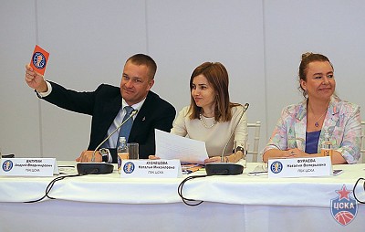 Андрей Ватутин, Наталья Кузнецова и Наталия Фураева (фото: М. Сербин, cskabasket.com)