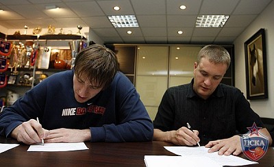 Андрей Ватутин и Матьяж Смодиш (фото М. Сербин, cskabasket.com)