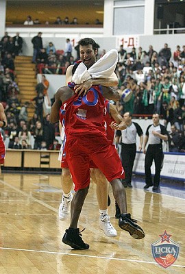 Джон Роберт Холден и Теодорос Папалукас (фото М. Сербин, cskabasket.com)