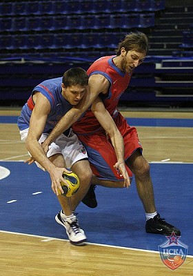 Виктор Хряпа и Зоран Планинич (фото М. Сербин, cskabasket.com)