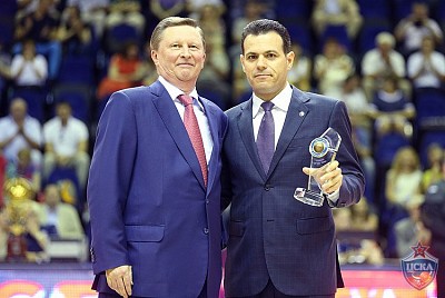 Сергей Иванов и Димитрис Итудис (фото: М. Сербин, cskabasket.com)