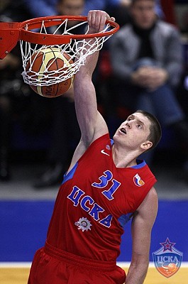 Viktor Khryapa dunks the ball (photo Y. Kuzmin, cskabasket.com)