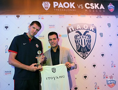 Виктор Хряпа и Димитрис Итудис (фото: cskabasket.com)