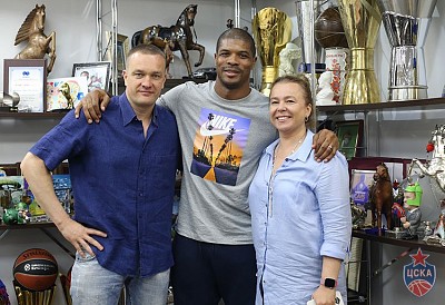 Андрей Ватутин, Кайл Хайнс и Наталия Фураева (фото: М. Сербин, cskabasket.com)