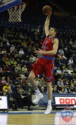Виктор Хряпа забивает сверху (фото М. Сербин, cskabasket.com)
