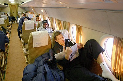 Чтение - одно из основных занятий в самолете (фото cskabasket.com)