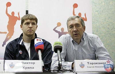 Виктор Хряпа и Сергей Тараканов (фото М. Сербин, cskabasket.com)