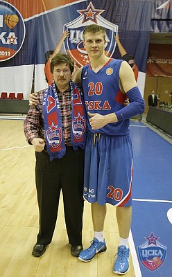 Андрей Воронцевич и болельщик ЦСКА (фото М. Сербин, cskabasket.com)