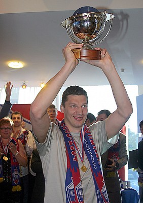 Сергей Панов с чемпионским кубком (фото М.Сербин)