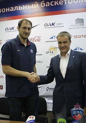 Ненад Крстич и Андрей Ватутин (фото М. Сербин, cskabasket.com)