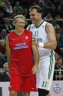 Сергей Тараканов и Арвидас Сабонис (фото М. Сербин, cskabasket.com)