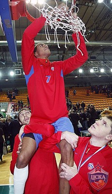 Виктор Кейру срезает сетку (фото М. Сербин, cskabasket.com)