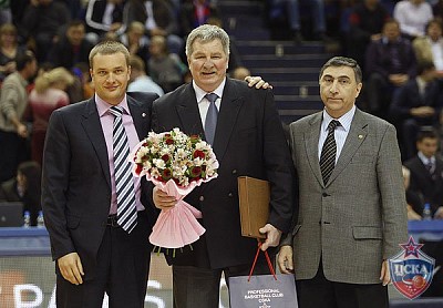 Карен Погосян и Андрей Ватутин поздравляют с юбилеем Ивана Едешко (фото М. Сербин, cskabasket.com)