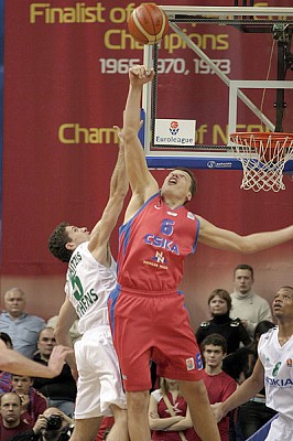 Сергей Панов выигрывает спорный мяч (фото М. Сербин)