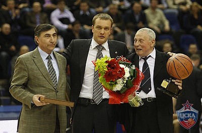 Карен Погосян и Андрей Ватутин поздравляют с юбилеем Михаила Резникова (фото М. Сербин, cskabasket.com)