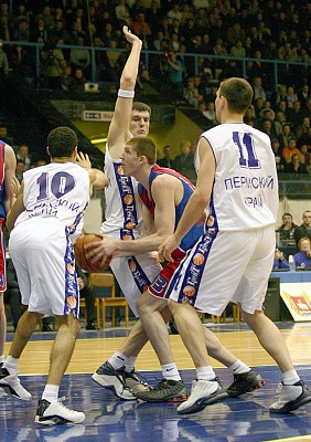 Виктор Хряпа в окружении пермских баскетболистов (фото cskabasket.com)