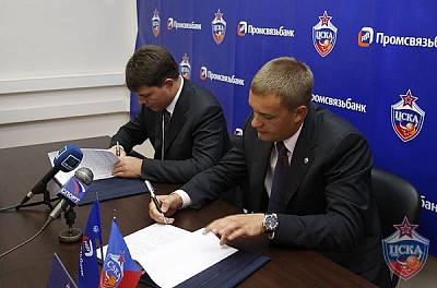 Подписание контракта (фото М. Сербин, cskabasket.com)