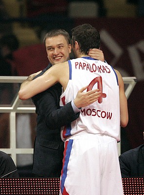 Андрей Ватутин поздравляет с победой теодороса Папалукаса (фото М. Сербин)