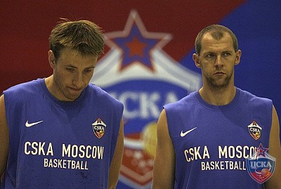 Матьяж Смодиш и Рамунас Шишкаускас (фото М. Сербин, cskabasket.com)