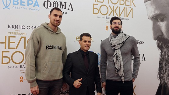Димитрис Итудис, Торнике Шенгелия и Никола Милутинов на премьере фильма «Человек божий»