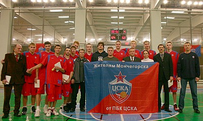 Флаг ПБК ЦСКА жителям Мончегорска (фото cskabasket.com)