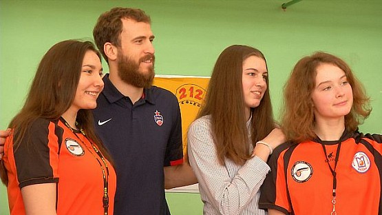 El Chacho visits Spanish school in Moscow