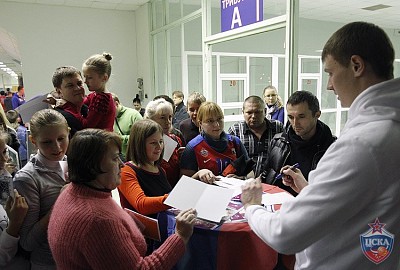 Андрей Воронцевич подписывает открытки (фото Т. Макеева, cskabasket.com)