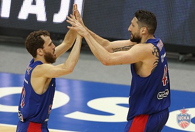 Серхио Родригес и Никита Курбанов (фото: М. Сербин, cskabasket.com)