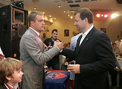 Андрей Ватутин поздравляет Сергея Кущенко (фото М. Сербин)