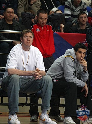 Алексей Саврасенко и Никос Зисис (фото Ю. Кузьмин, cskabasket.com)